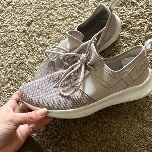 Women’s new balance tennis shoes